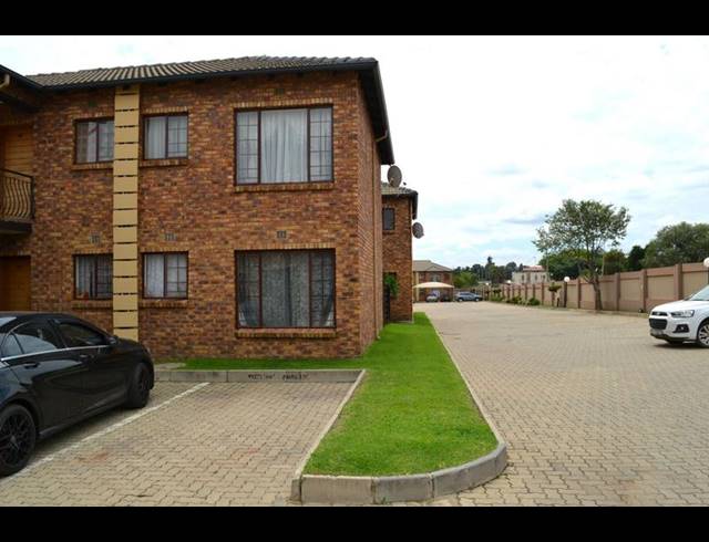 2 BEDROOM TOWNHOUSE FOR SALE IN SONNEVELD